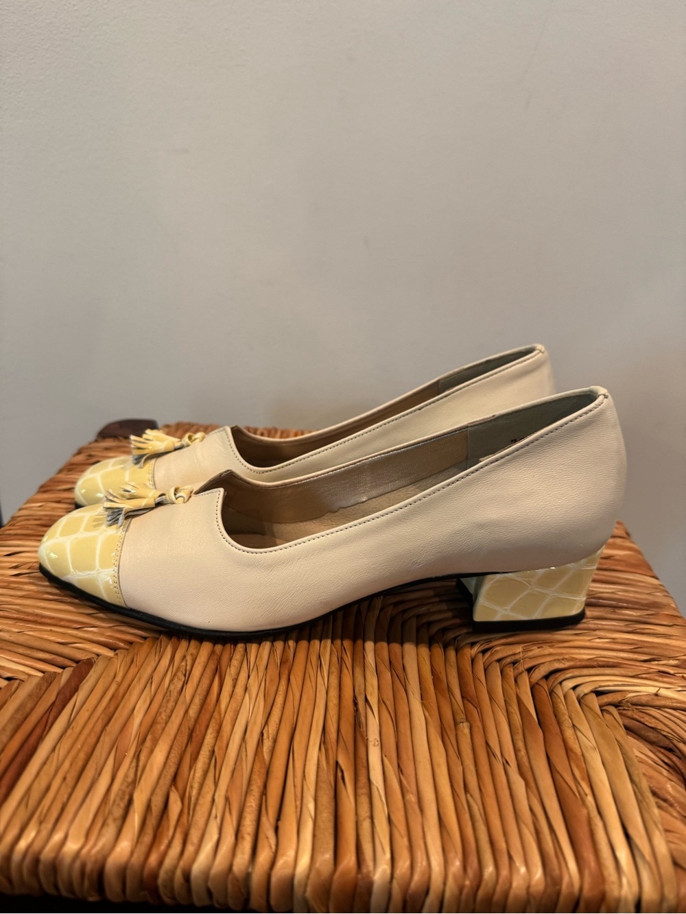 Vintage California Magdesians leather flats w/patent print trim size 7.5